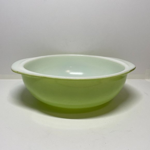 Vintage Pyrex Lime Green 024 Round Casserole 2 qt Baking Dish Milk Glass - Picture 1 of 8